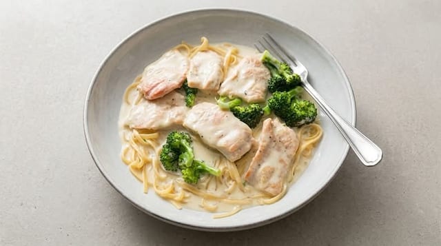 CHICKEN & BROCCOLI ALFREDO TRAY.